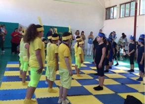 I ragazzi durante la partita di scacchi viventi