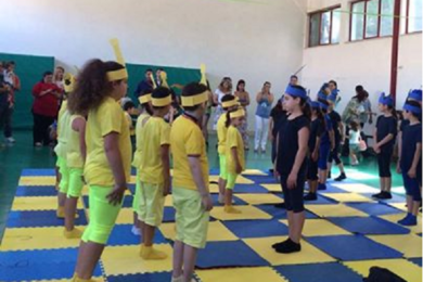 I ragazzi durante la partita di scacchi viventi