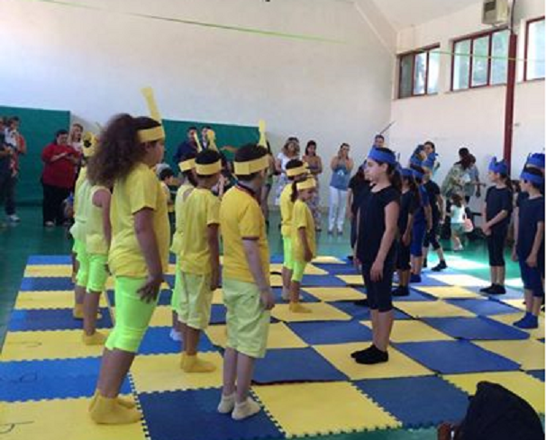 I ragazzi durante la partita di scacchi viventi