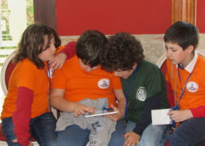 I ragazzi si divertono facendo gruppo