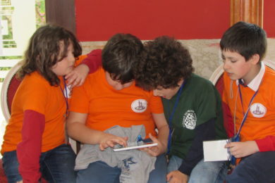 I ragazzi si divertono facendo gruppo